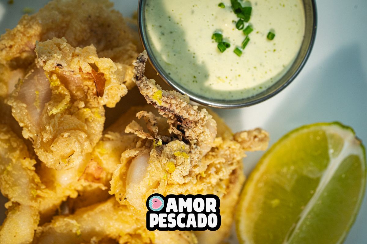 Calamares en tempura con alioli de lima